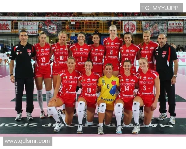 意大利男女排国家队 荣膺2025年金项圈奖 詹内利领衔到会